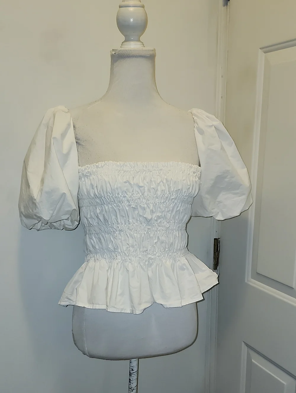 ASTR the label Savina white Smocked puff sleeve Boho Top Size Small Cotton